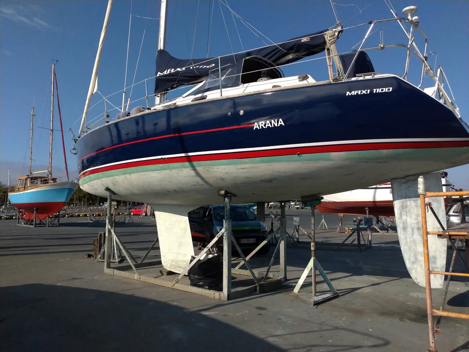 Bateau à terre : exemple d’accès à la carène. Cette photo n’illustre pas une pose de SEACOAT.