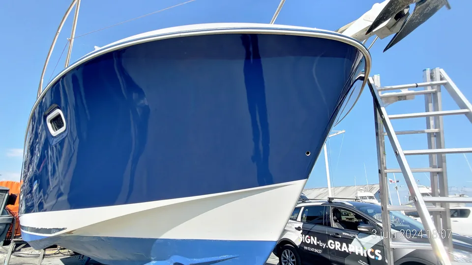 Bleu nautique · Arcachon · Film AVERY appliqué sur la coque du bateau.