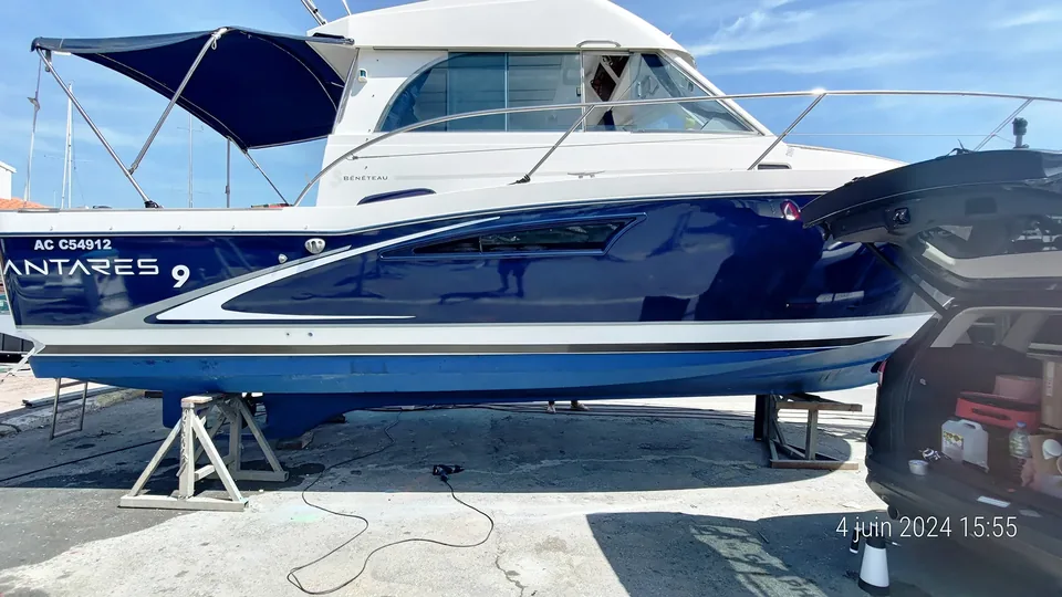 Bateau à moteur · Bleu profond · Vue d’ensemble du bateau à terre.