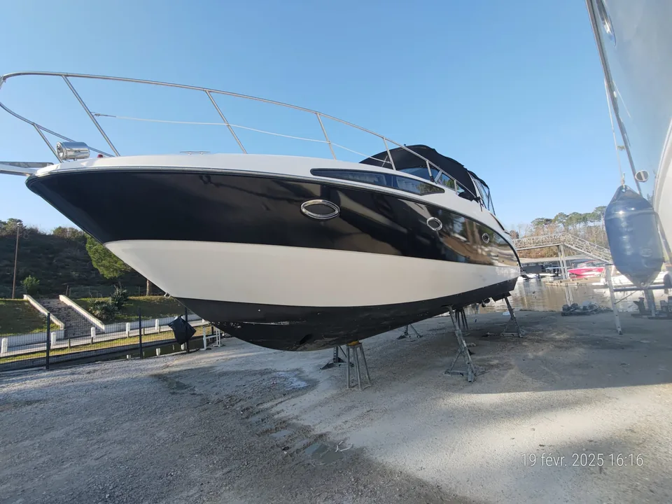Bateau de plaisance au port de Biscarrosse : covering AVERY noir brillant.