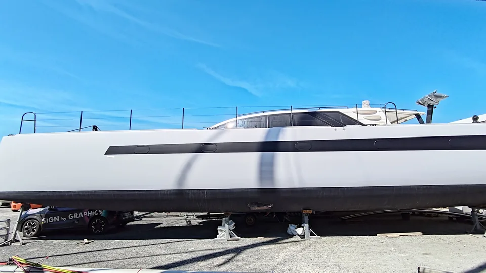 Catamaran à Port-Leucate : habillage de coque présenté par WRAPS BOAT.