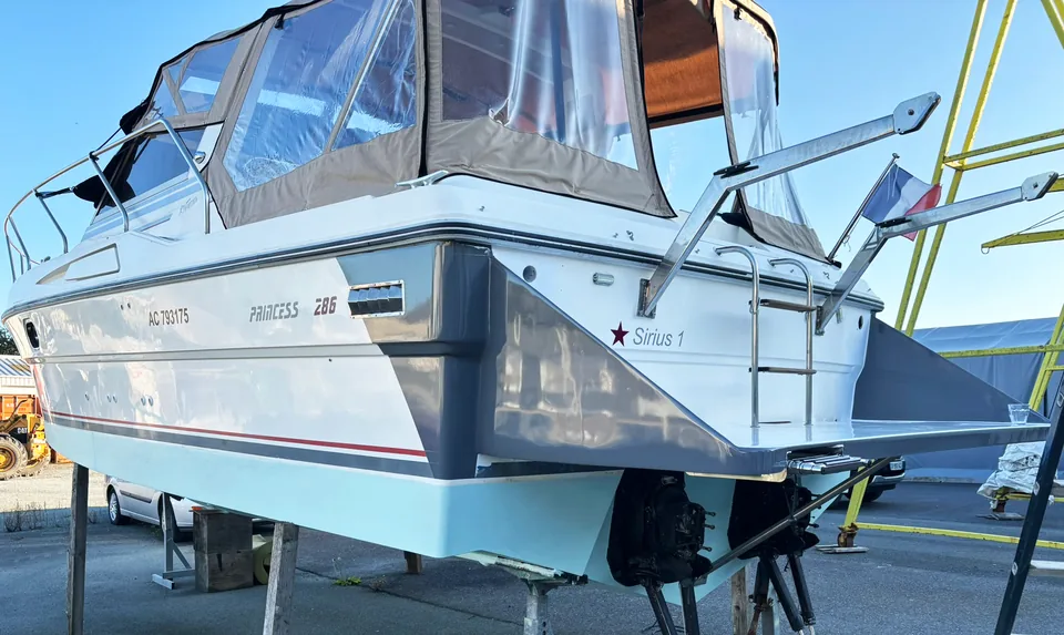 Bateau présenté dans notre réalisation de covering de plage arrière à Royan.