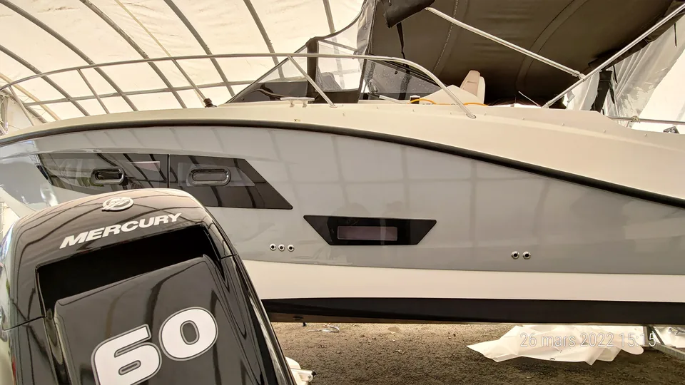 Quicksilver à Arcachon : réalisation d’habillage de coque présentée par WRAPS BOAT.