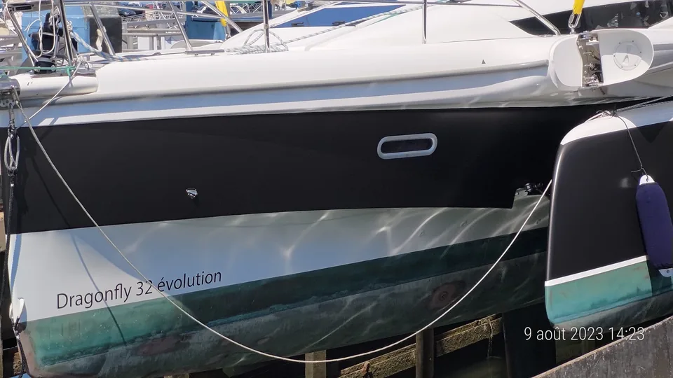 Trimaran · Vue de coque · Une autre vue de l’habillage nautique présentée sur le site.