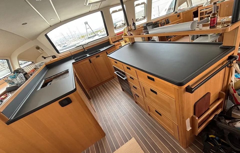 Refit du mobilier d’un catamaran · Photo WRAPS BOAT