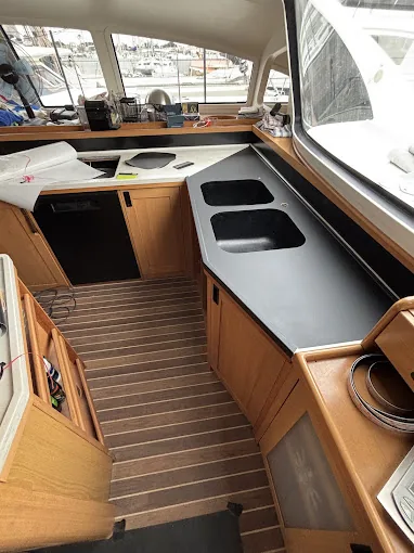 Refit · Cuisine à bord · Mobilier, plan de travail et rangements dans un intérieur de bateau.
