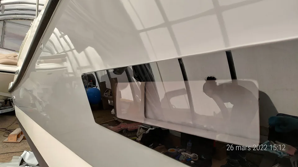 Bateau en atelier · Le cockpit · Une vue complémentaire de l’intérieur du cockpit.
