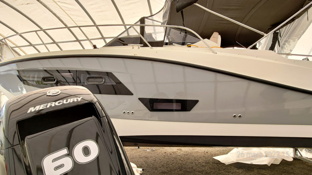 Quicksilver à Arcachon : réalisation d’habillage de coque présentée par WRAPS BOAT.